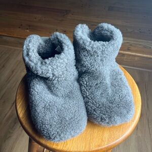UGG Fuzz Sugar Boot Slippers Gray Shearling Bootie Women’s Size 9 Cozy